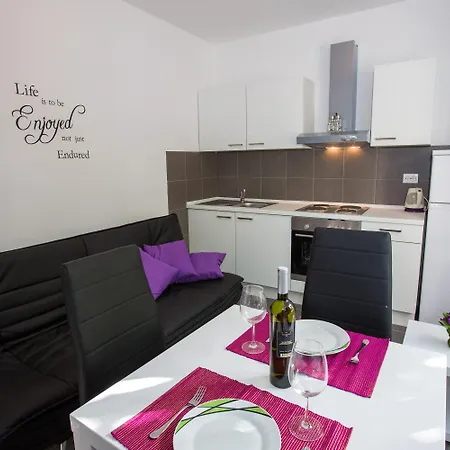 Apartment Roza *